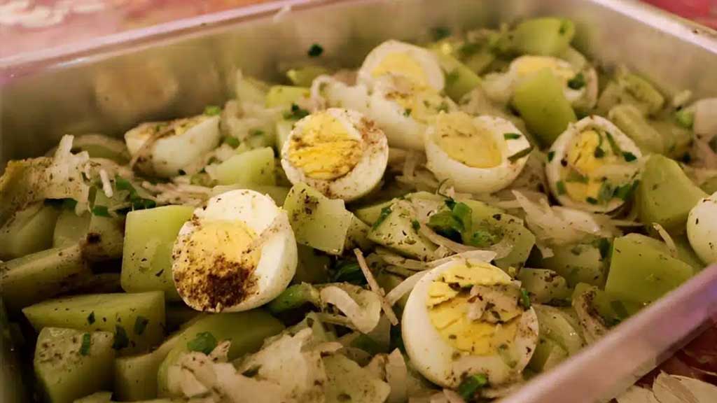 Salada de chuchu com ovos