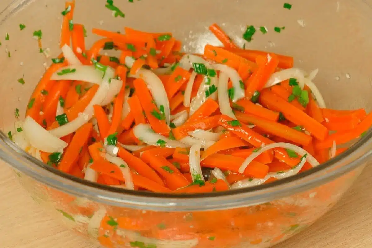 Salada de cenoura temperada