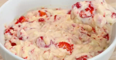 Creme gelado de ninho com morango: sabor e frescor em cada colherada!