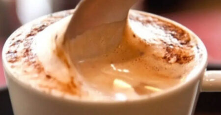 Cappuccino com chocolate meio amargo, bebida prática e deliciosa
