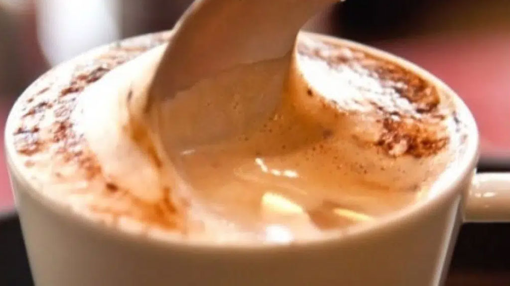 Cappuccino com chocolate meio amargo