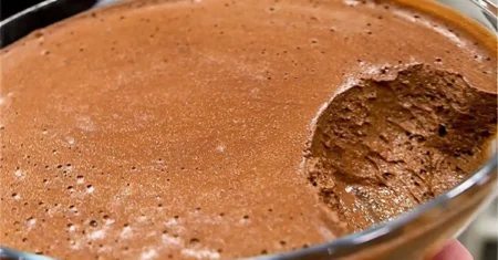 Mousse de chocolate com claras, uma sobremesa leve e deliciosa, faça agora!