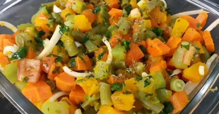 Salada de legumes prática, pronta em passos simples para surpreender!