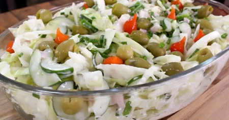 Salada refrescante de repolho e peito de peru: prepare hoje mesmo