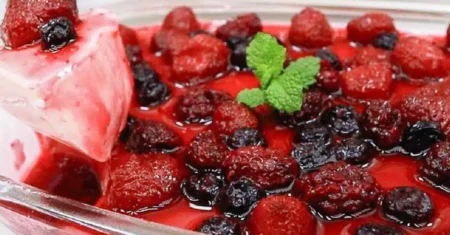 Sobremesa de frutas vermelhas, uma delícia fácil de preparar!
