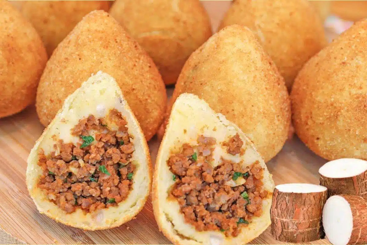 Coxinha de mandioca com carne