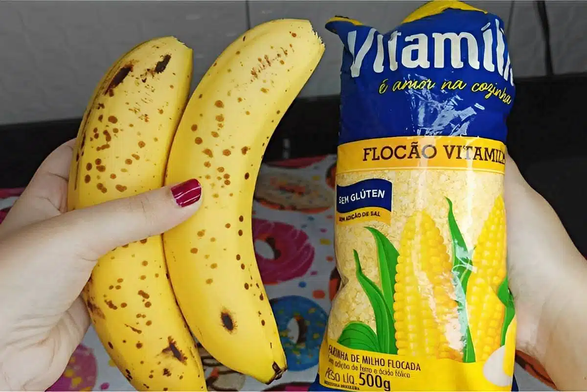 Lanche de banana com farinha de milho