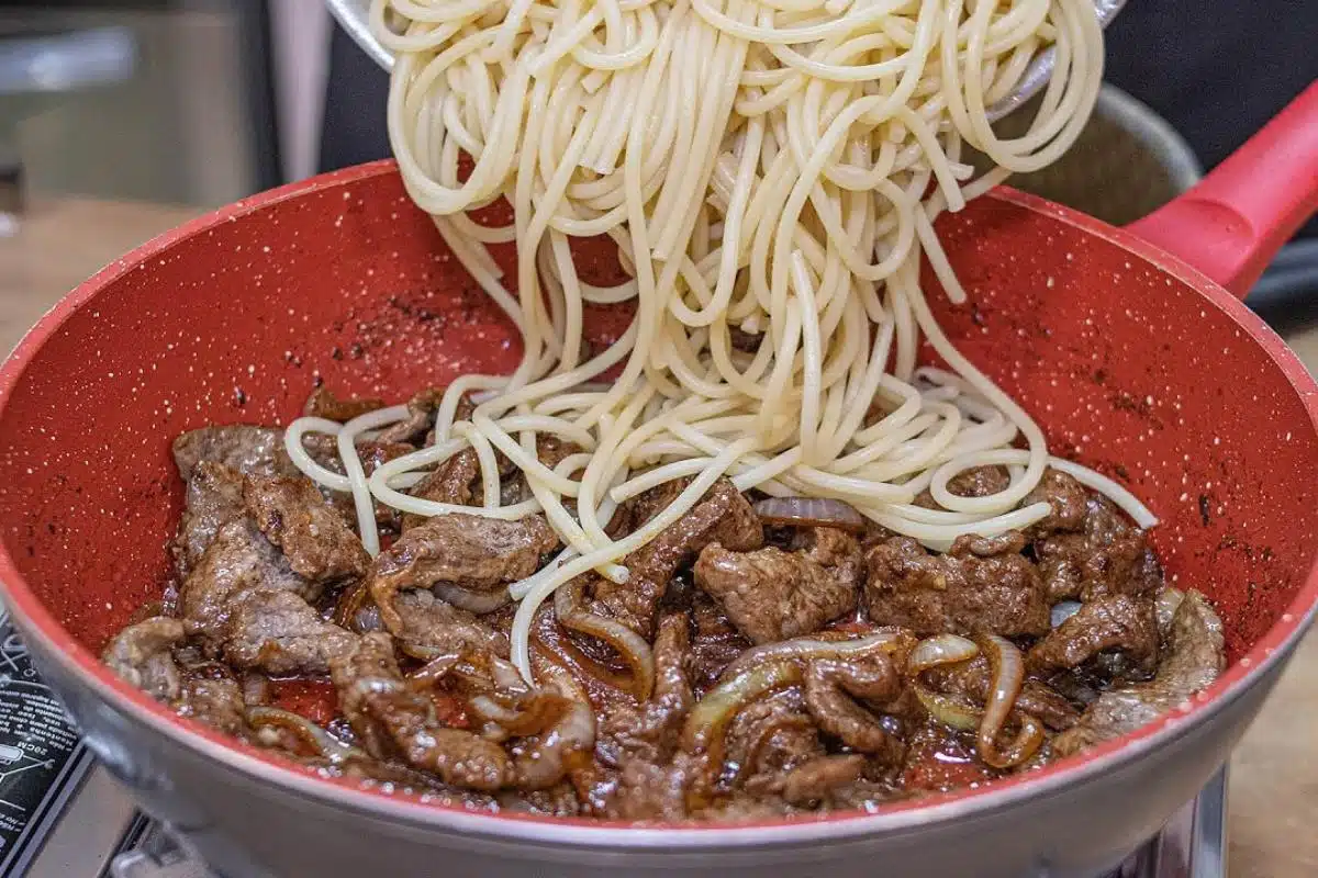 Macarrão ao bife acebolado