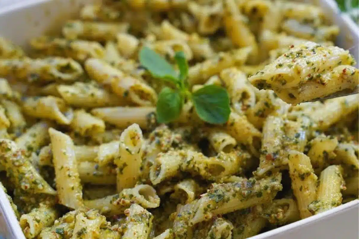 Macarrão ao molho pesto