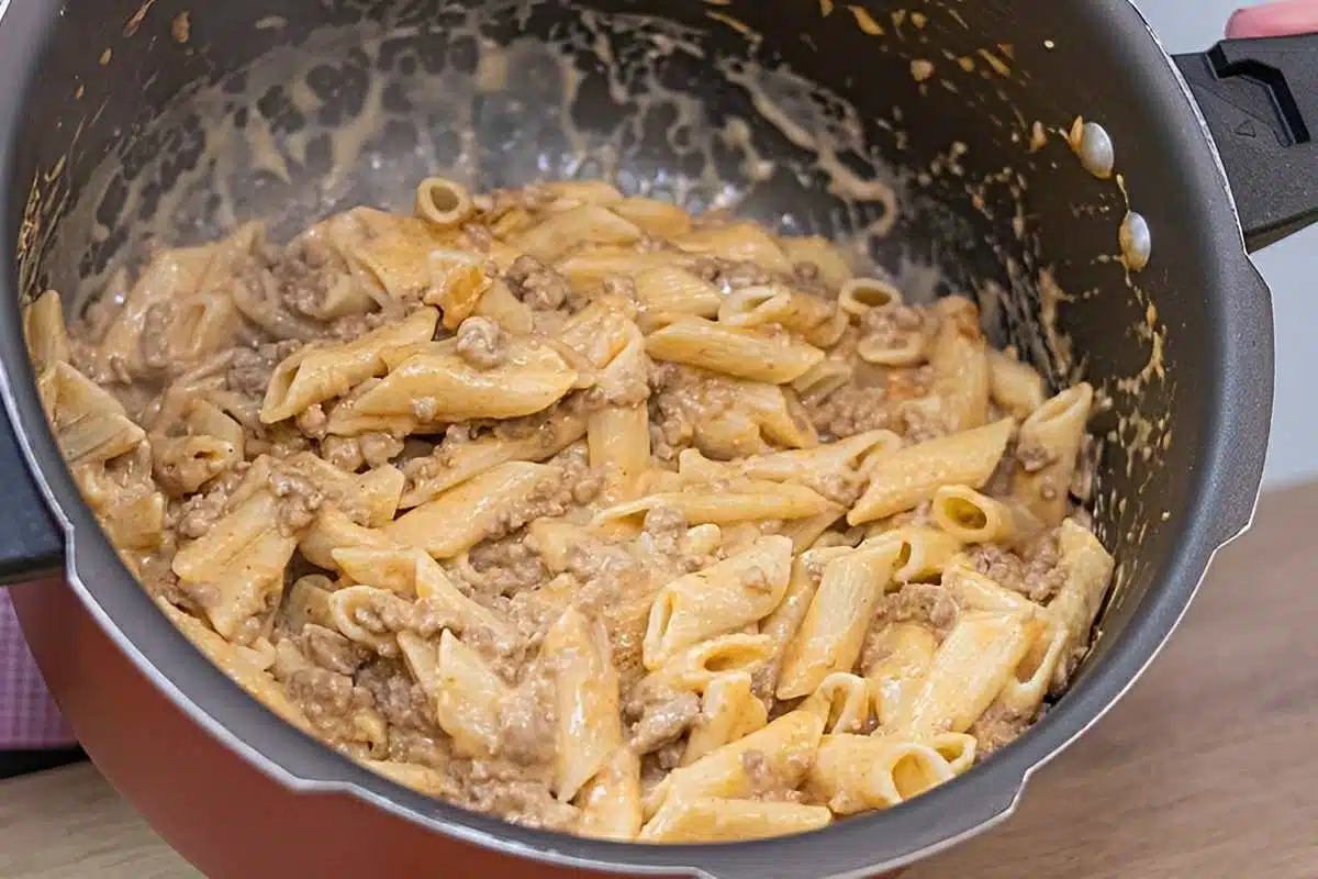 Macarrão cremoso na panela de pressão