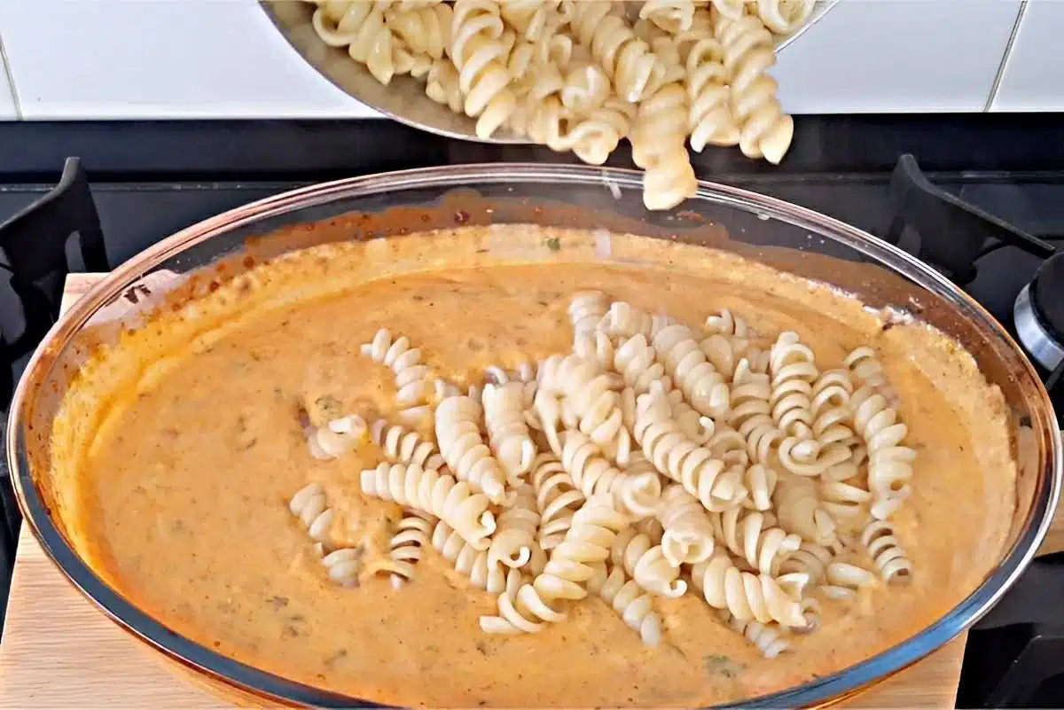 Macarrão rápido na travessa