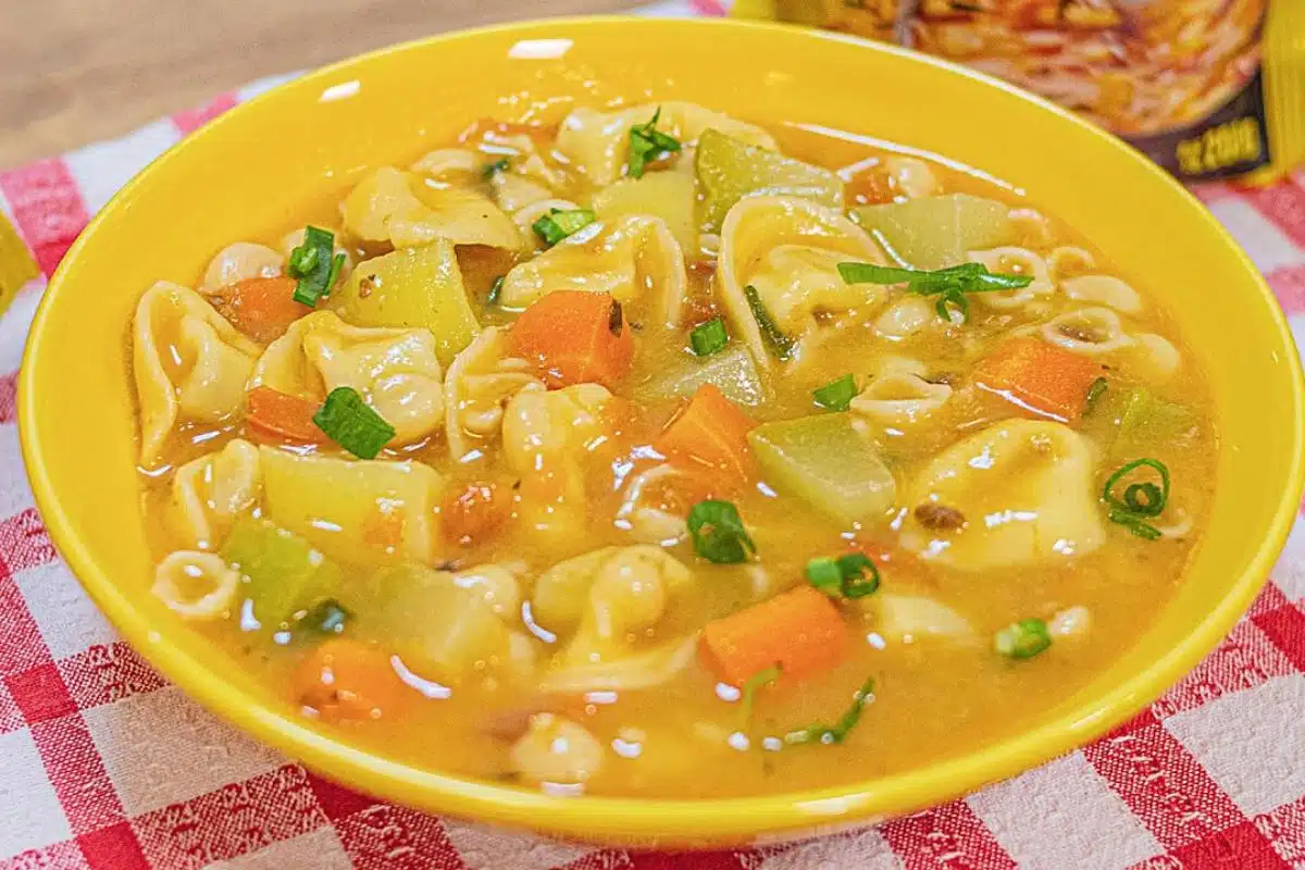 Sopa de capeletti com legumes