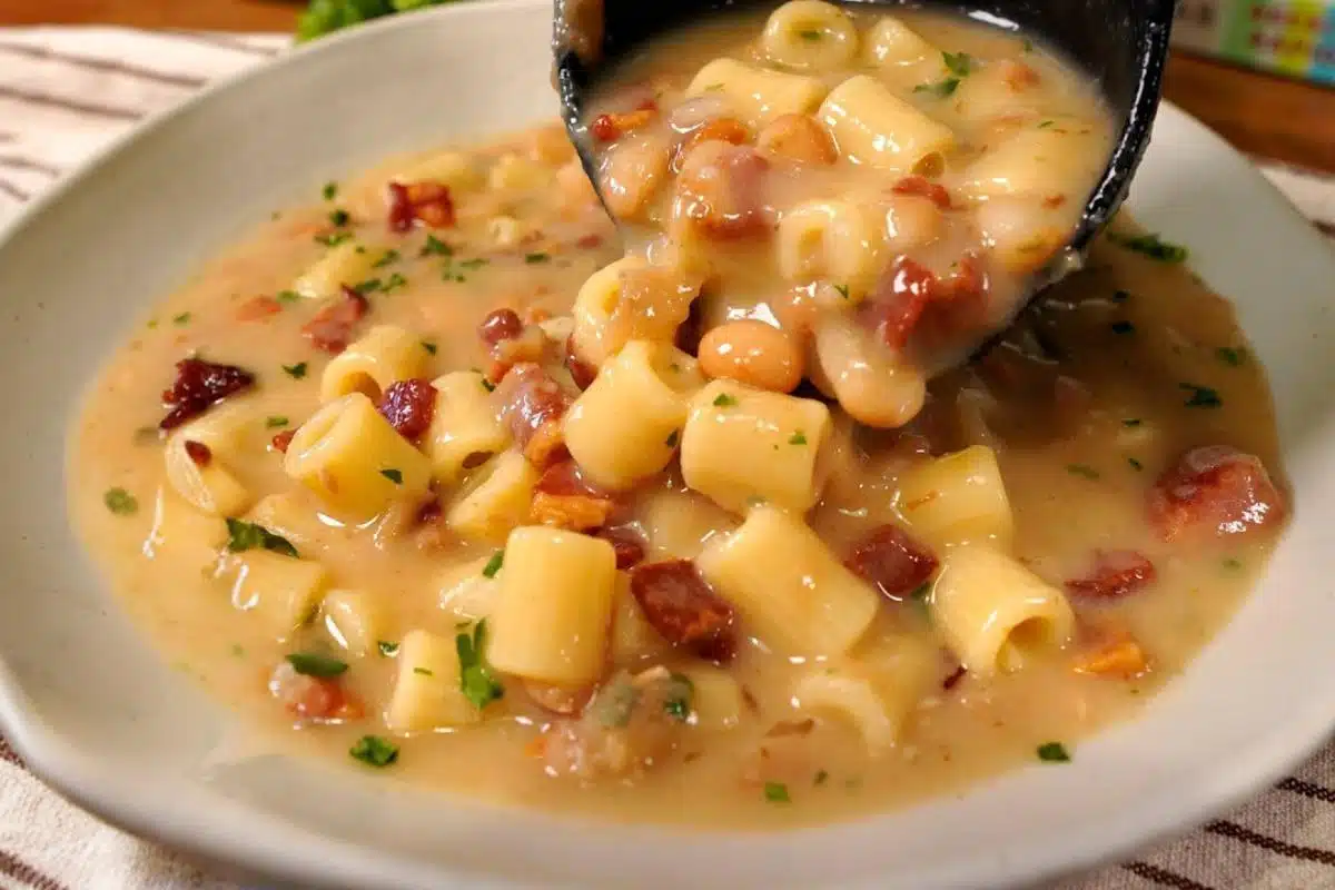 Sopa de feijão com macarrão