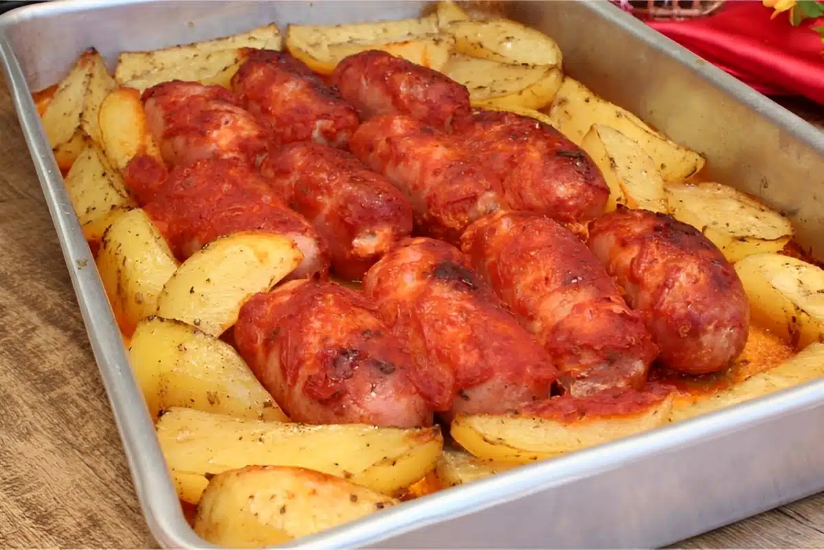 Linguiça com batata no forno