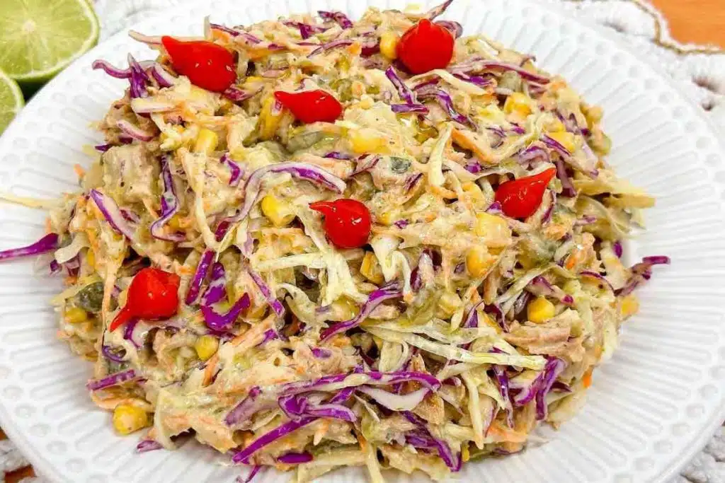 Salada de repolho com atum