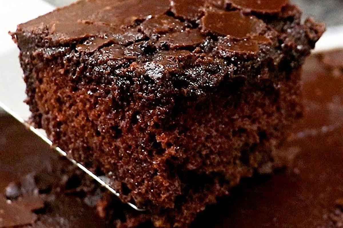 Bolo de chocolate fofinho com cobertura crocante