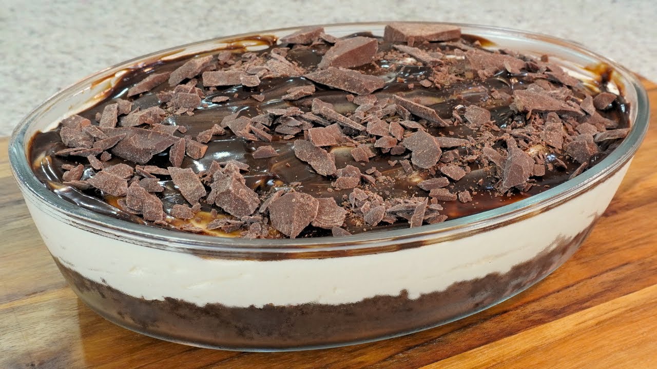 Mousse de limão com bolo de chocolate