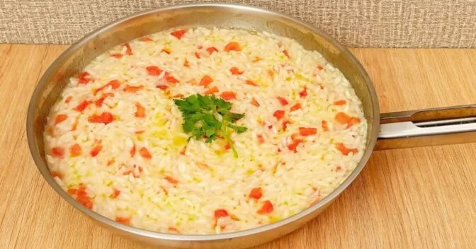 Risoto de tomate com queijo