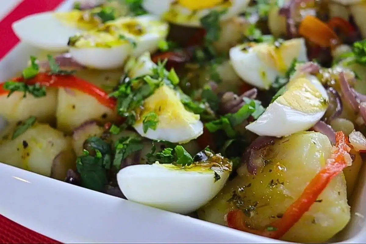 Salada de batata com ovo