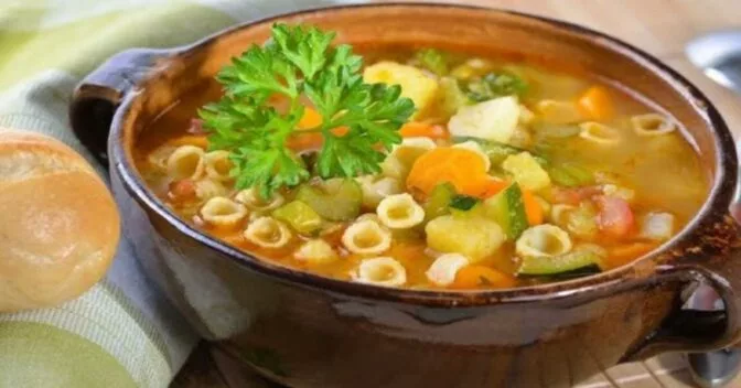 Sopa de legumes com macarrão