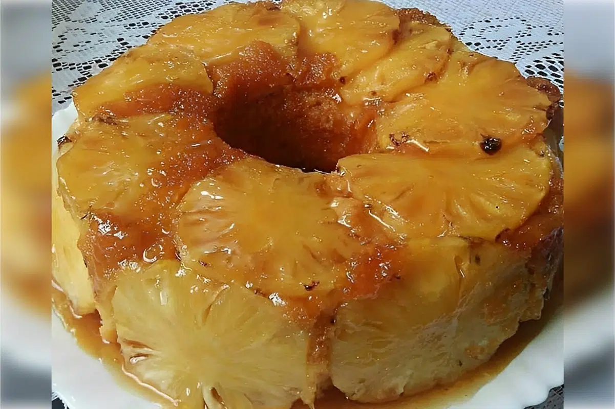 Bolo de abacaxi caramelizado com coco