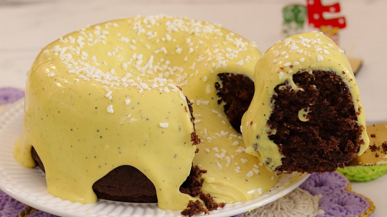 Bolo de chocolate com calda de maracujá