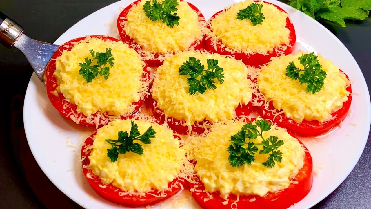 Ovos cozidos com tomates